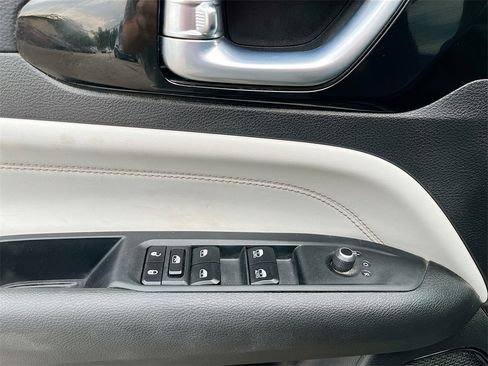 Used 2023 Jeep Compass Limited image 17