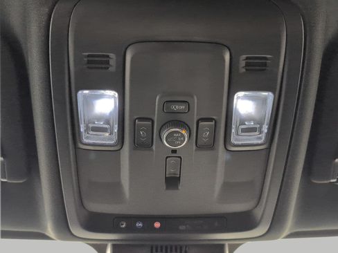 Used 2025 GMC Yukon XL Denali AWD/4WD image 18