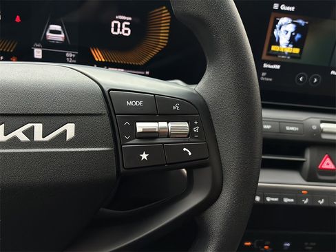 New 2025 Kia K4 LX image 27