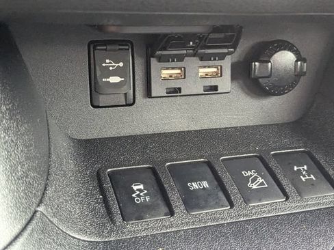 Used 2019 Toyota Highlander XLE AWD/4WD image 23