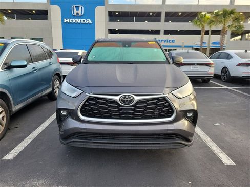 Used 2021 Toyota Highlander LE image 2