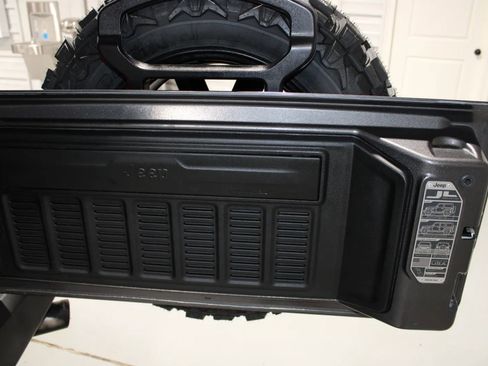 Used 2018 Jeep Wrangler Unlimited Sport S AWD/4WD image 35