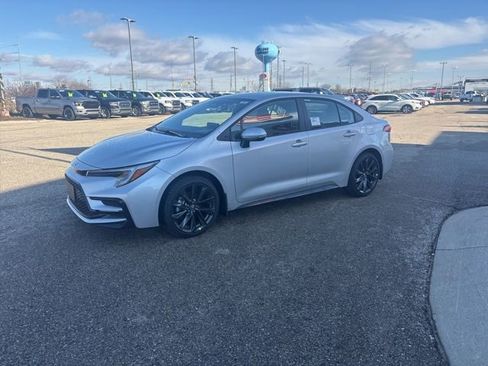 Used 2026 Toyota Corolla SE FWD image 3
