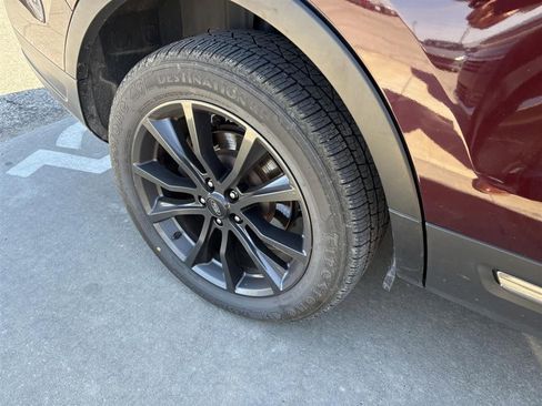 Used 2018 Ford Explorer XLT w/ Equipment Group 202A image 7