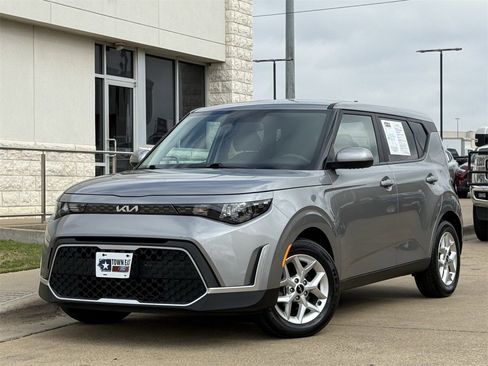 Used 2023 Kia Soul LX w/ LX Technology Package image 2