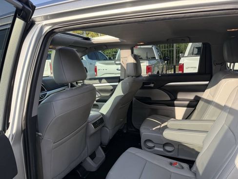 Used 2019 Toyota Highlander XLE FWD image 12