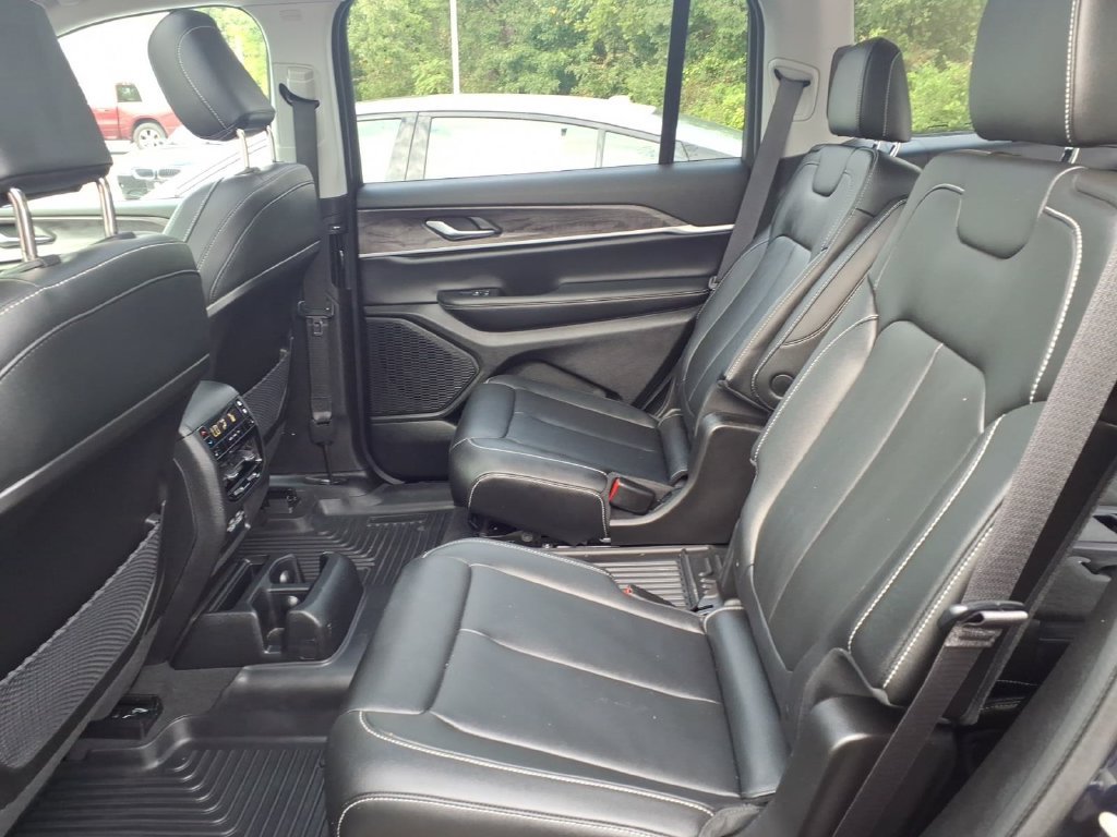 Used 2023 Jeep Grand Cherokee L Limited AWD/4WD image 15