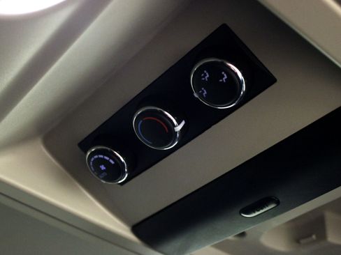 Used 2014 Chrysler Town & Country Touring image 18