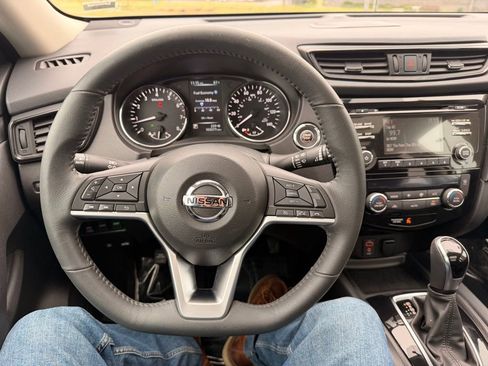 Used 2017 Nissan Rogue SV image 15