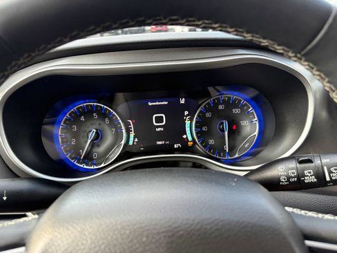 Used 2024 Chrysler Pacifica Touring-L FWD image 20
