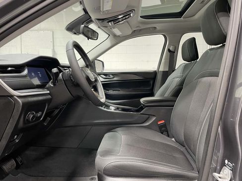 Used 2023 Jeep Grand Cherokee Laredo w/ Luxury Tech Group I AWD/4WD image 9
