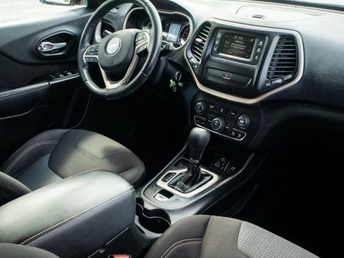 Used 2016 Jeep Cherokee Latitude FWD image 18