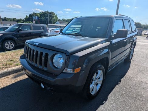 Used 2016 Jeep Patriot Latitude FWD image 3