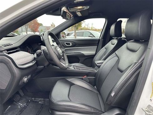 Used 2024 Jeep Compass Latitude image 20