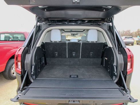 Used 2025 Ford Expedition Platinum w/ Driver's Package image 5