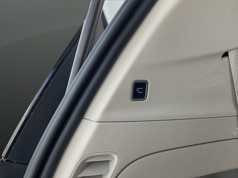 Used 2024 Chrysler Pacifica Touring-L FWD image 26