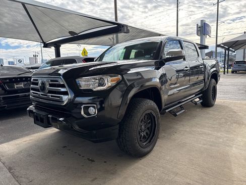 Used 2019 Toyota Tacoma Limited image 1
