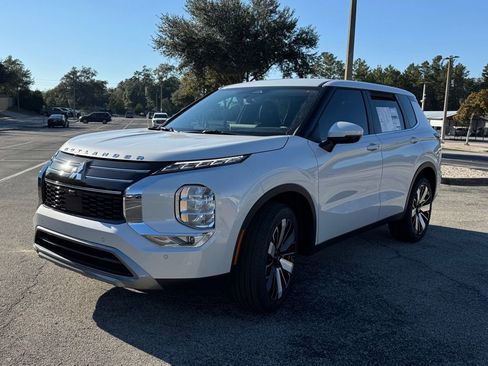 New 2025 Mitsubishi Outlander SE image 3