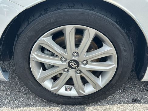 Used 2015 Hyundai Elantra SE w/ Option Group 02 FWD image 11