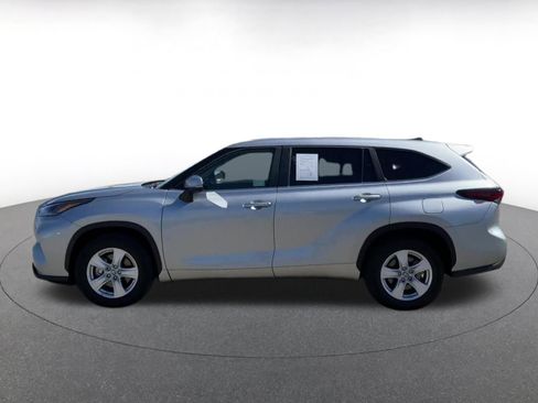 Used 2025 Toyota Highlander LE image 9