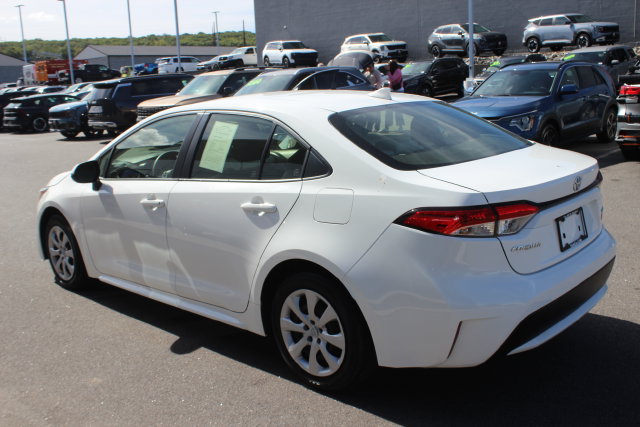 Used 2022 Toyota Corolla LE FWD image 3