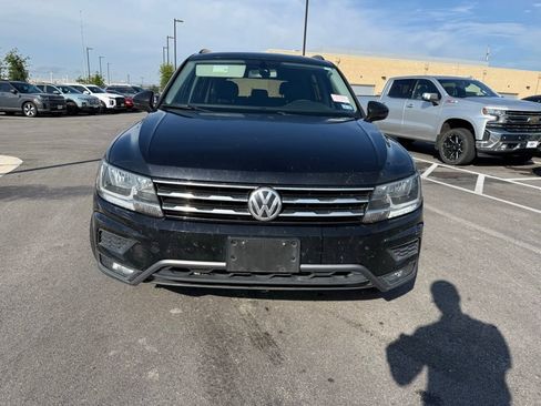 Used 2018 Volkswagen Tiguan SE w/ 18" Alloy Wheels Package FWD image 2