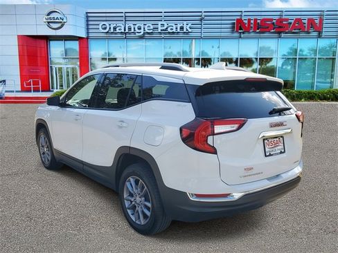 Used 2024 GMC Terrain SLT image 3