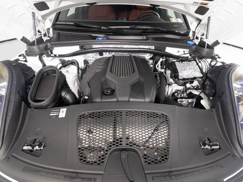 Certified 2026 Porsche Macan AWD/4WD image 44