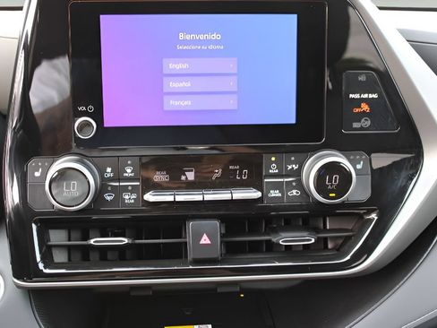 Certified 2025 Toyota Highlander XLE AWD/4WD image 16