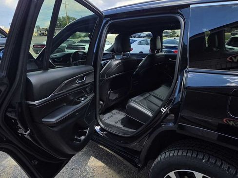 Used 2022 Jeep Grand Cherokee Overland AWD/4WD image 8