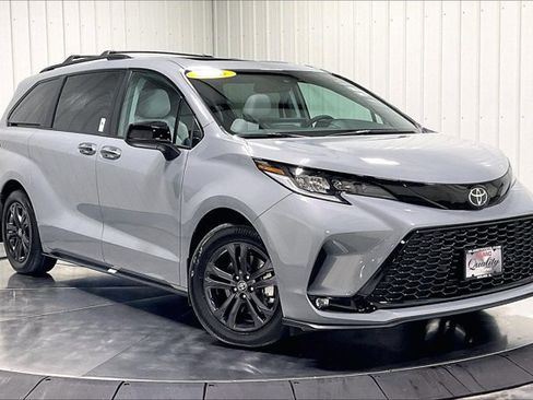 Used 2026 Toyota Sienna XSE AWD/4WD image 3