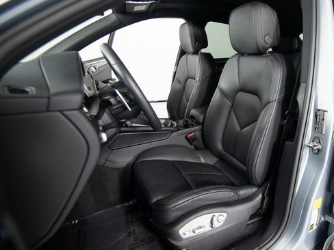 Certified 2025 Porsche Macan image 16