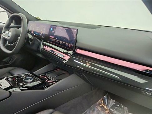 Used 2025 BMW 540i xDrive image 21