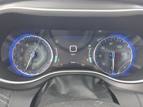Used 2022 Chrysler Pacifica Touring-L w/ Uconnect Theater Family Group FWD image 17