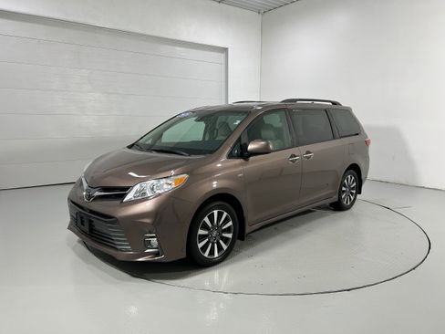 Used 2020 Toyota Sienna XLE w/ XLE Navigation Package image 21