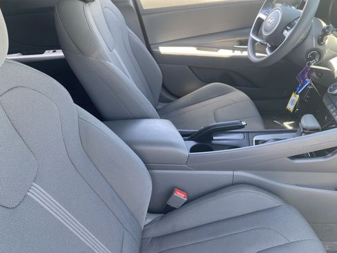 Used 2021 Hyundai Elantra SE FWD image 10