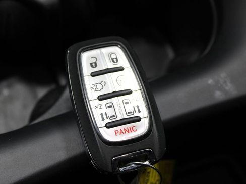 Used 2025 Chrysler Pacifica Select FWD image 33