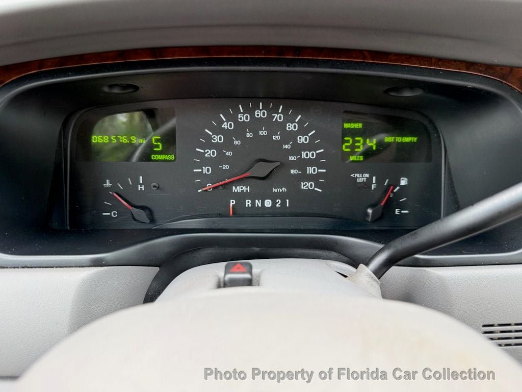 Used 1999 Lincoln Town Car Signature RWD image 38