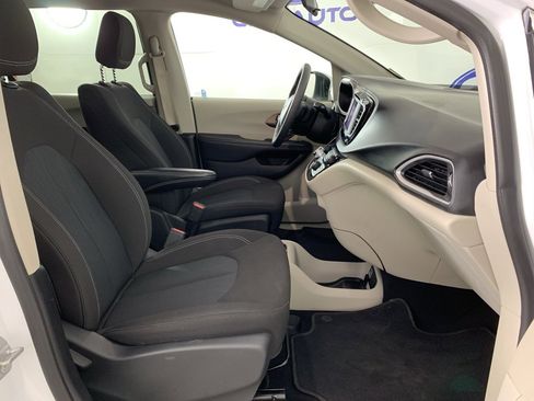 Used 2022 Chrysler Voyager LX image 39