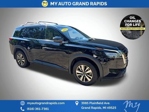 Used 2022 Nissan Pathfinder SL AWD/4WD image 1