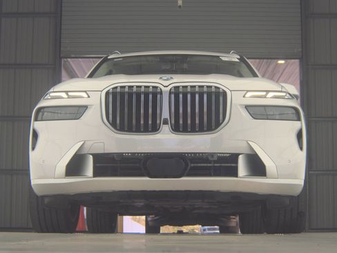 Used 2025 BMW X7 xDrive40i w/ Premium Package AWD/4WD image 3