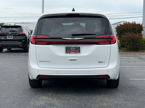 Used 2023 Chrysler Pacifica Touring-L FWD image 6