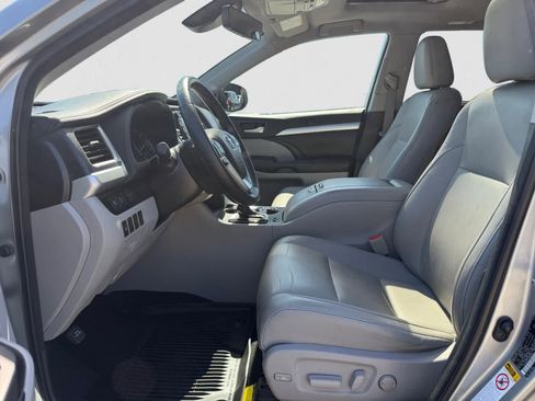 Used 2018 Toyota Highlander XLE image 16