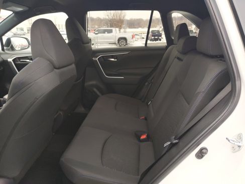 Used 2022 Toyota RAV4 SE image 31