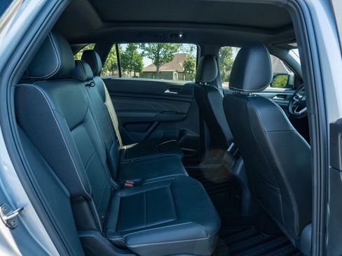 Used 2023 Volkswagen Atlas Cross Sport SE w/ Panoramic Sunroof Package FWD image 17