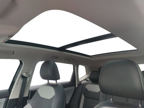 Certified 2022 Volkswagen Taos SEL w/ Panoramic Sunroof Package image 6