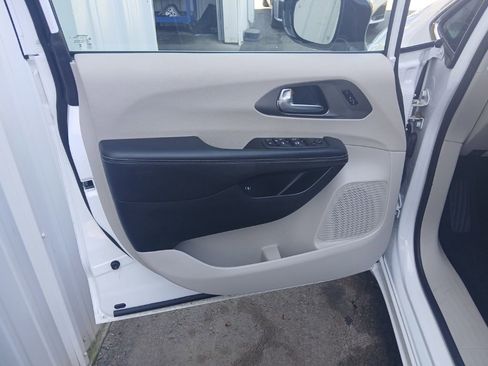 Used 2024 Chrysler Pacifica Select image 30