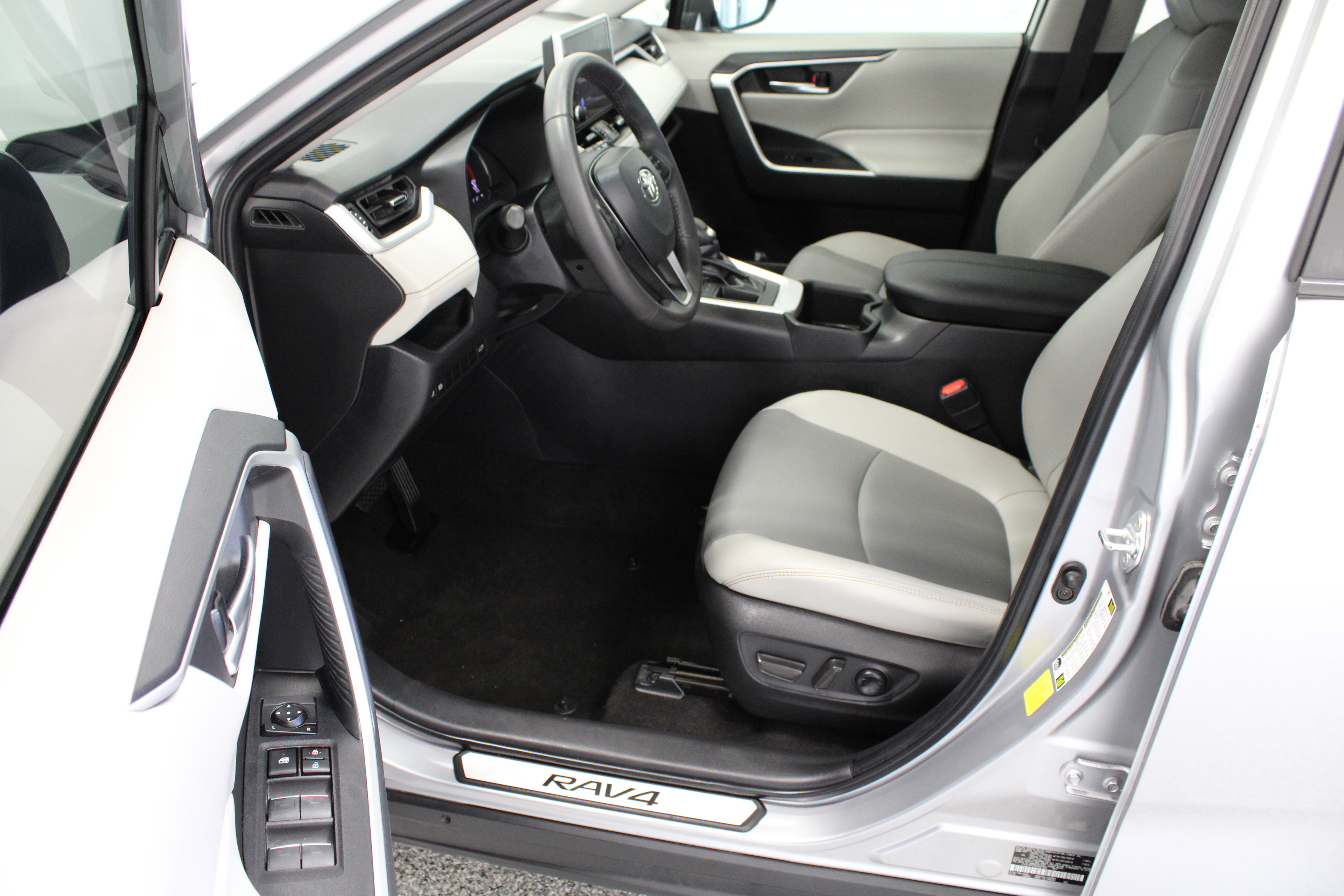 Used 2023 Toyota RAV4 XLE Premium FWD image 14