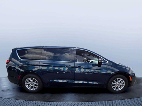 Used 2025 Chrysler Pacifica Select FWD image 7