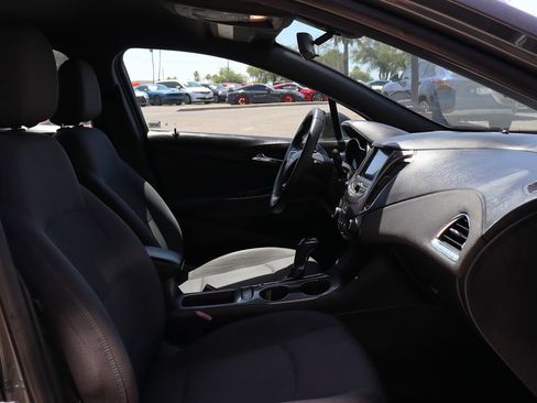 Used 2019 Chevrolet Cruze LT w/ Convenience Package FWD image 34